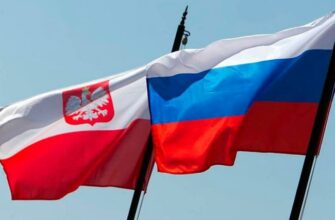 Флаги Польши и России на фоне неба