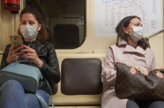 В метро в маске
